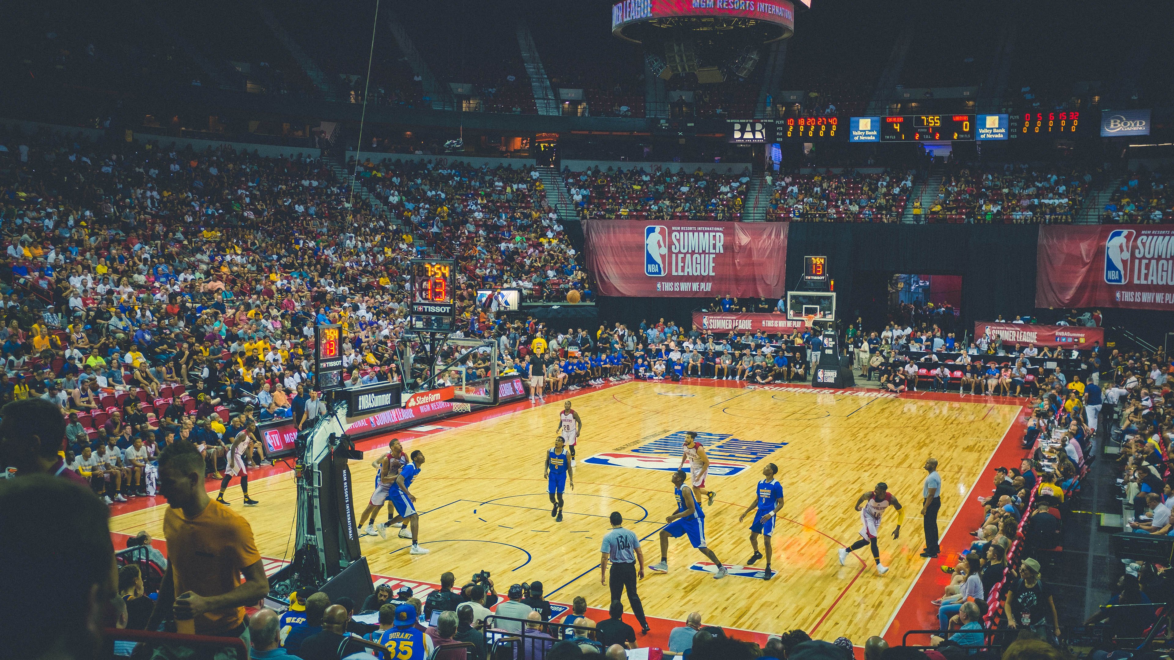 《电竞产业链升级：从硬件到软件的全方位布局》，电竞产业的发展和前景